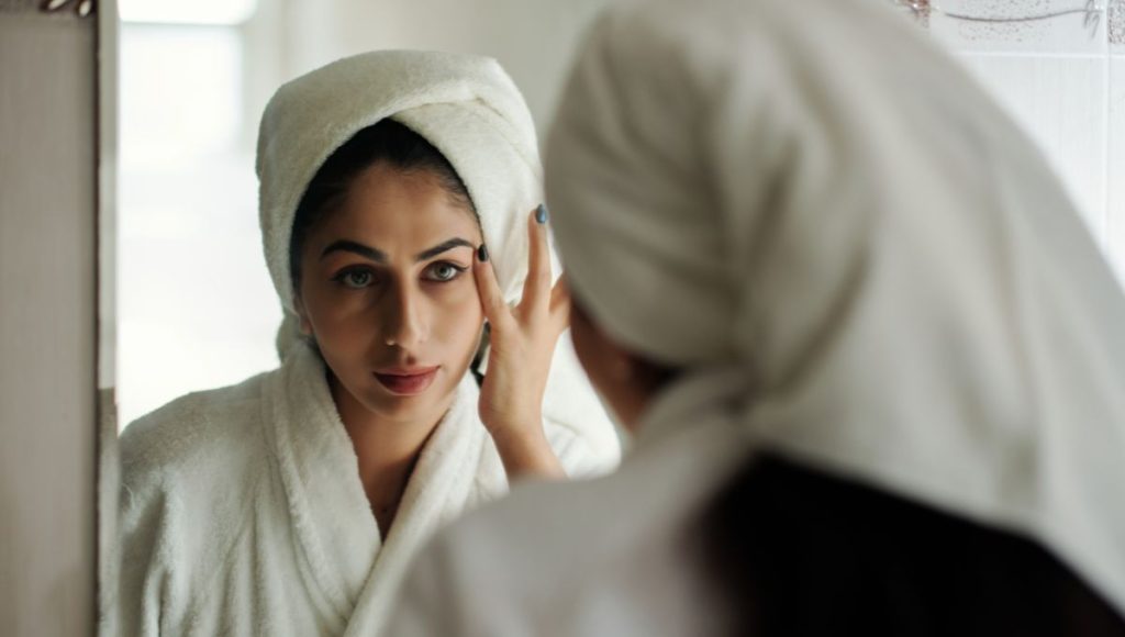 Best Skincare Routine to Maximize Results With the Best Serum for Acne Scars and Dark Spots