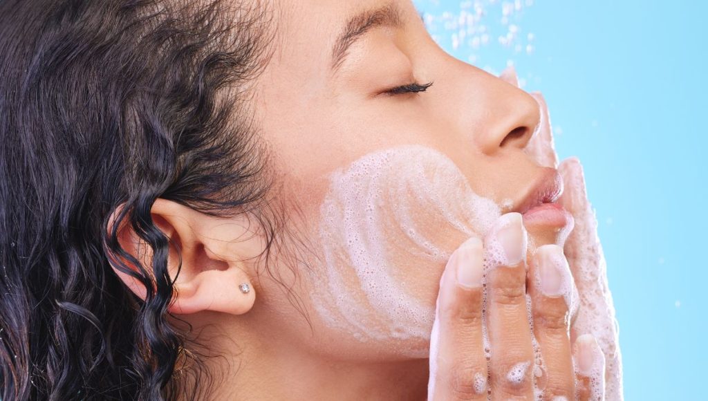 Benefits of Using a Retinol Facial Cleanser