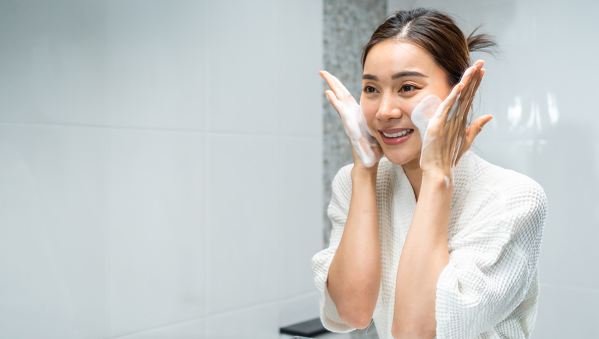 How a Hyaluronic Acid Face Wash Can Transform Your Skincare Routine