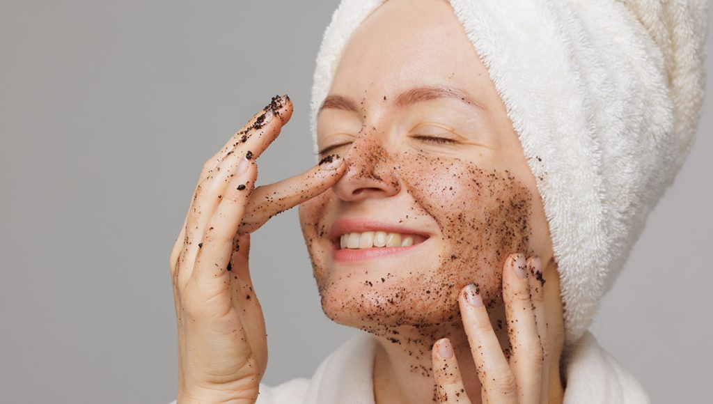 How to Use a Turmeric Scrub for Dark Spots to Brighten and Even Out Skin Tone