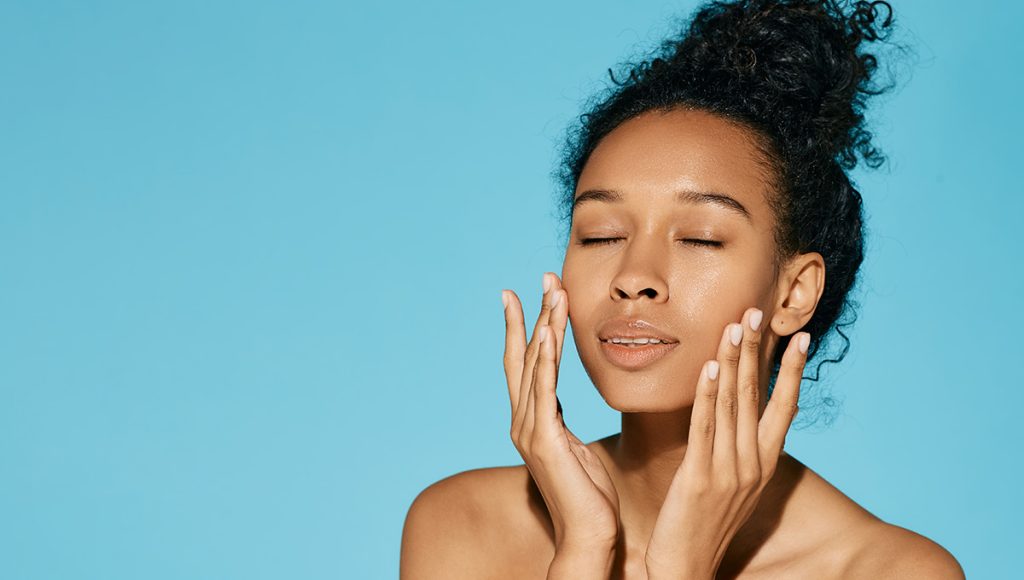 Natural Oils vs Synthetic Anti-Aging Solutions: What’s Better for Aging Skin?