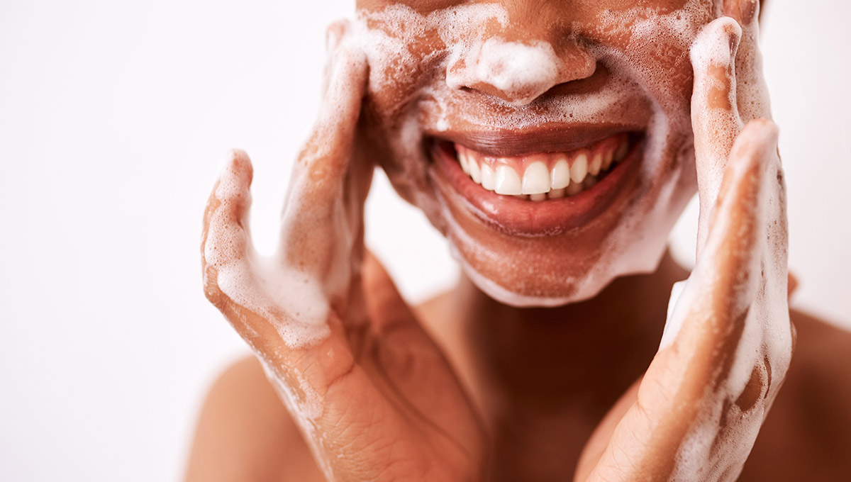 How to Choose the Best Facial Cleanser with Hyaluronic Acid for Radiant, Hydrated Skin