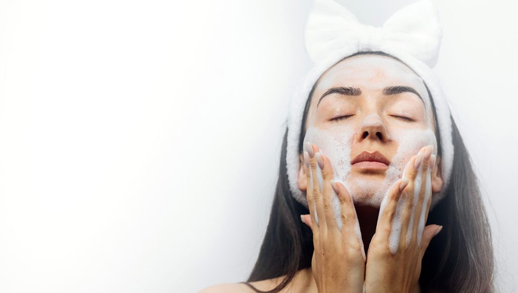 How to Use a Retinol Face Wash Safely in Your Daily Routine